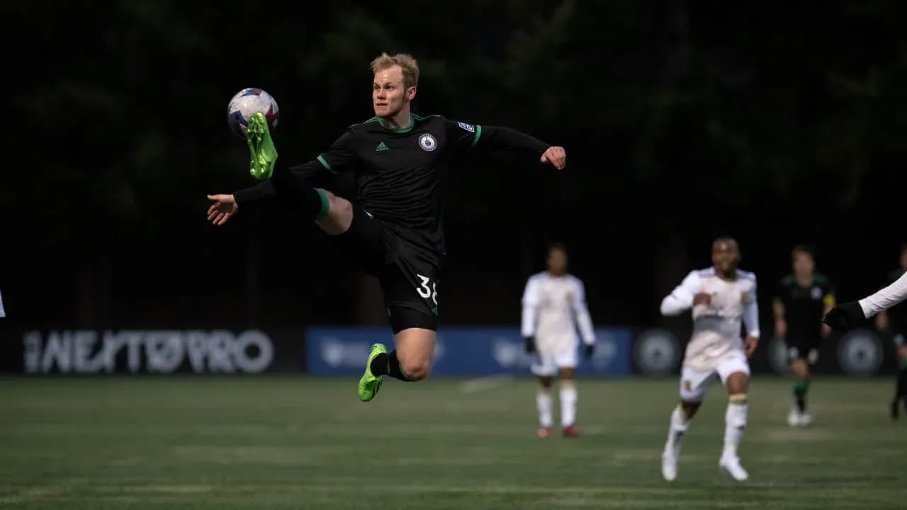 Jugador del Tacoma Defiance despejando el balón