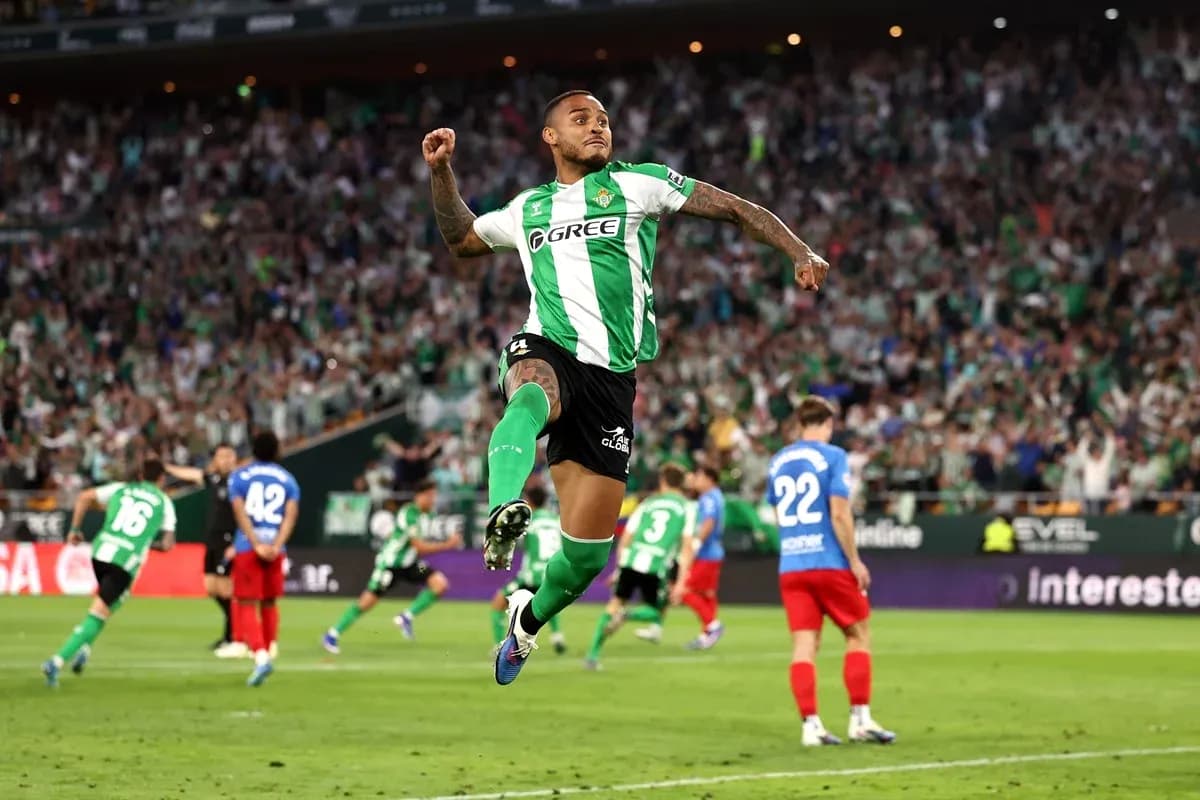 Jugador de Real Betis celebra un gol