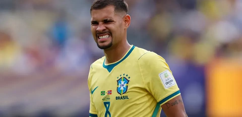 Jugador de Brasil en camiseta amarilla durante el partido
