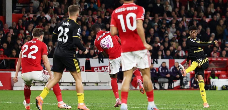 Jugador de Nottingham Forest dispara a puerta