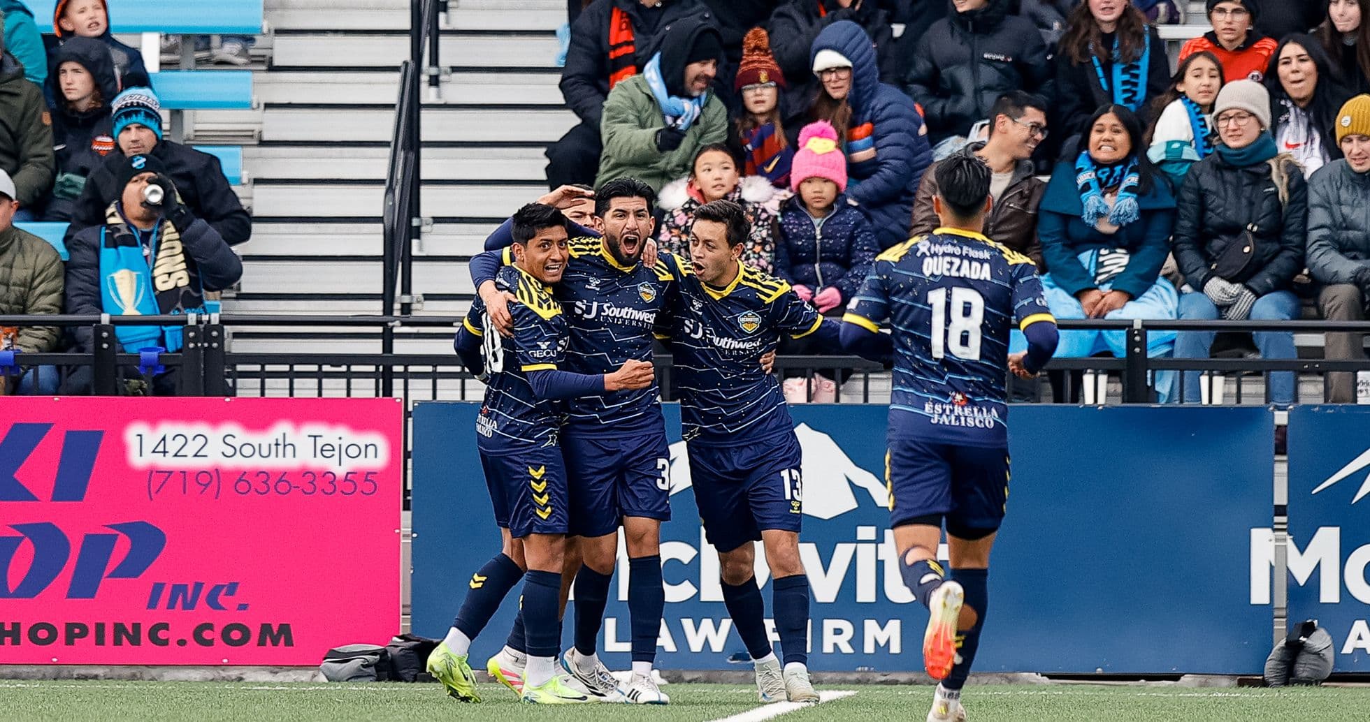 Jugadores celebrando un gol en el partido