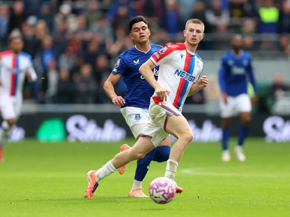 Jugador de Crystal Palace en acción durante el partido