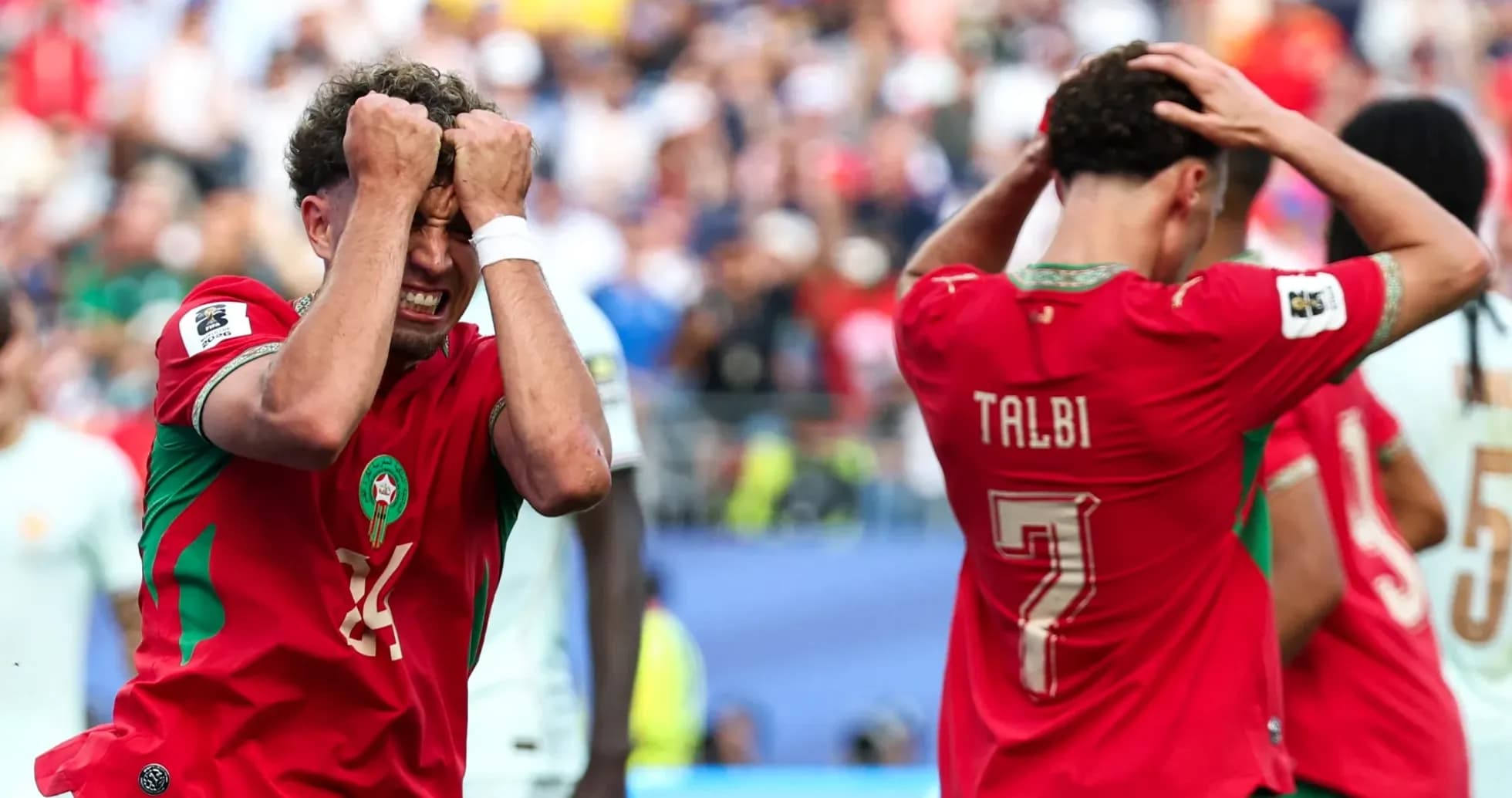 Jugadores de Marruecos lamentándose en el campo