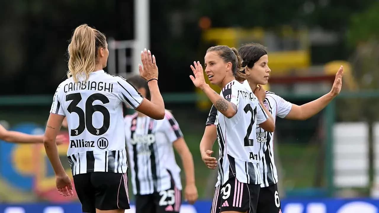 Jugadoras de Juventus celebrando un gol