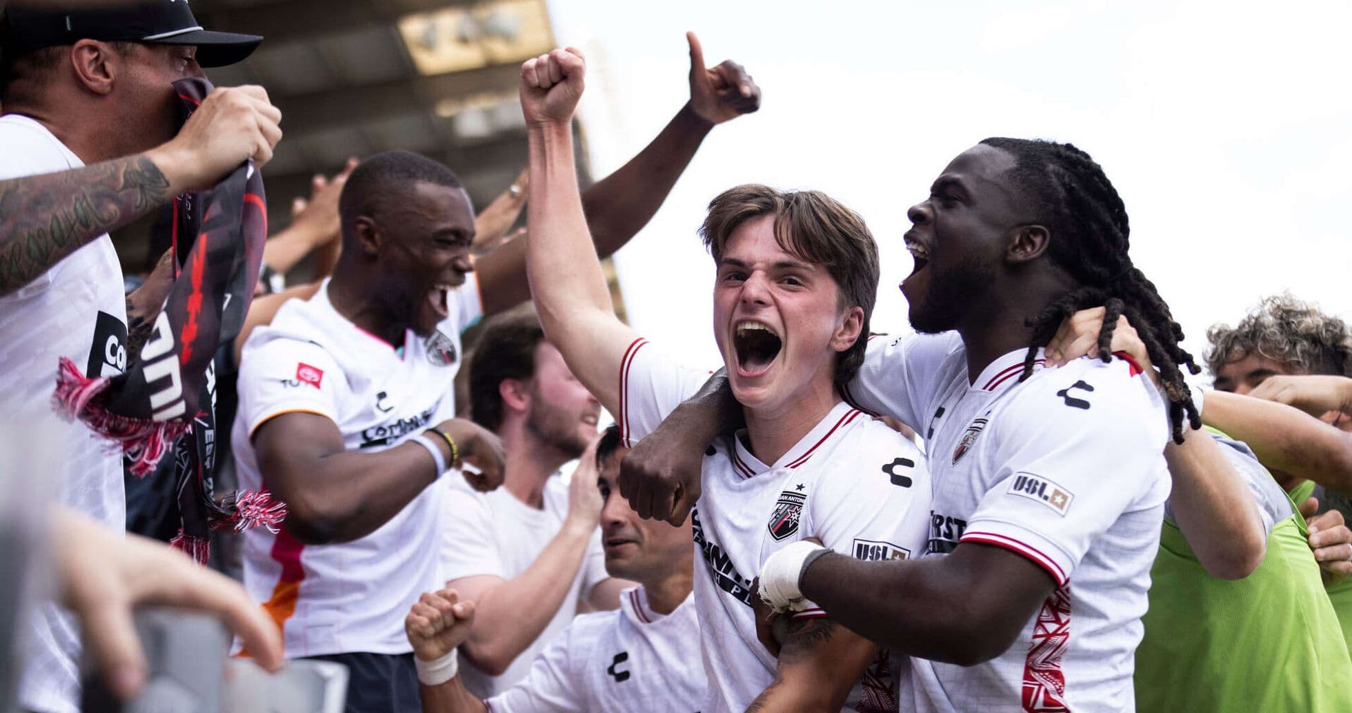 Jugadores celebrando un gol en partido de fútbol