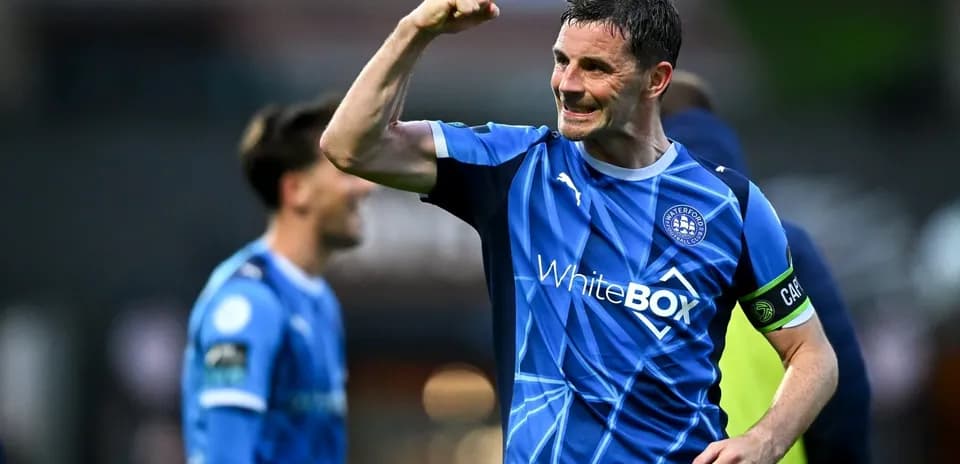 Jugador de Waterford FC celebra con el puño en alto