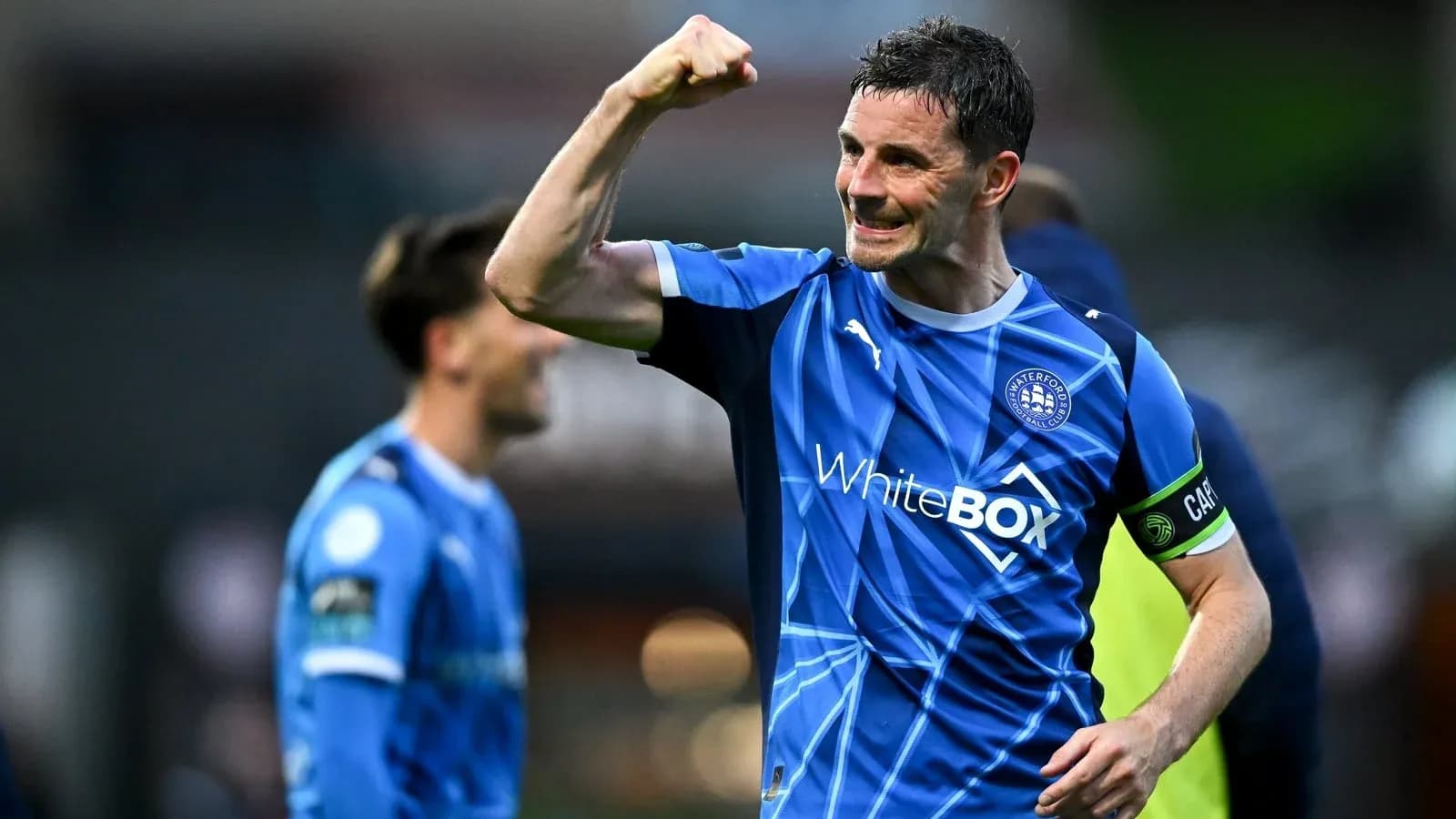 Jugador de Waterford FC celebra con el puño en alto