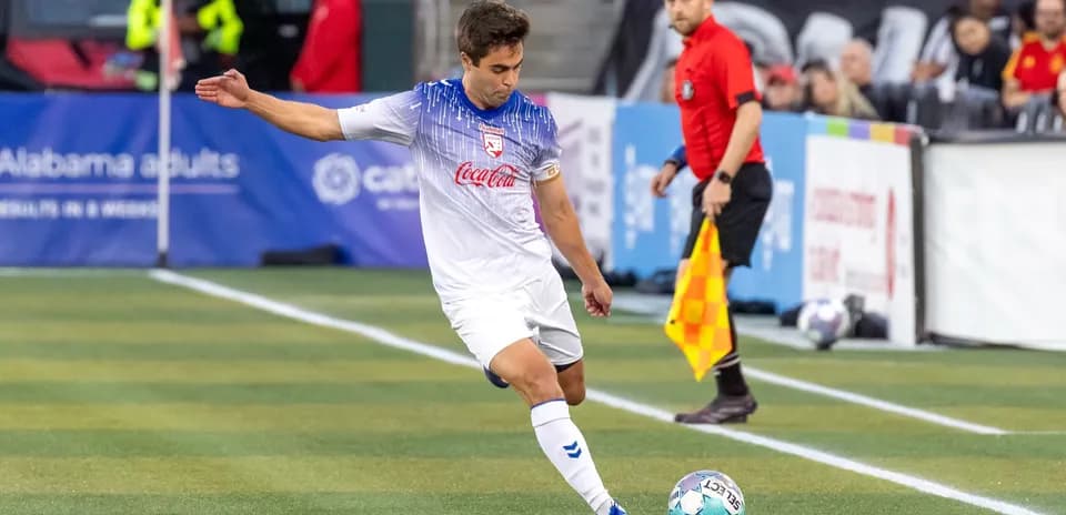 Jugador realizando un tiro de esquina