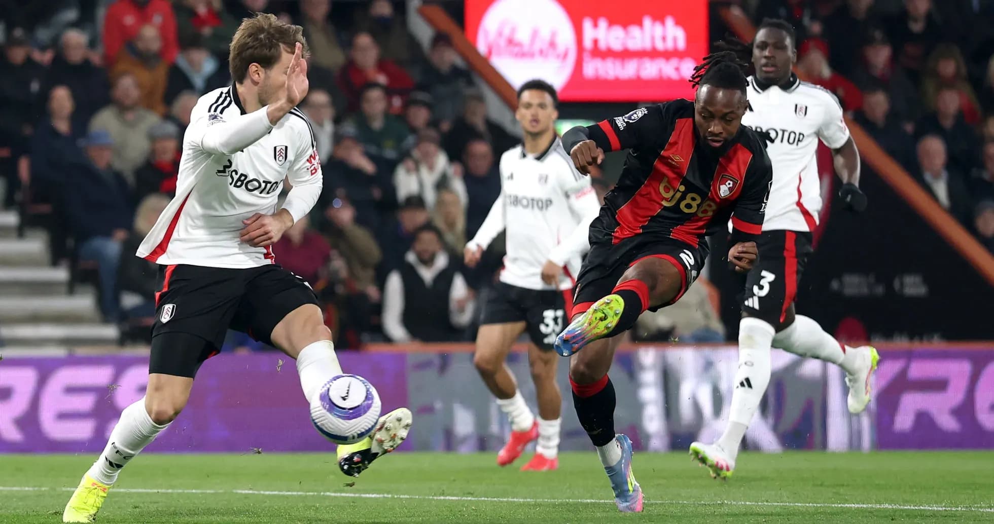 Jugador de Fulham interceptando el balón de Bournemouth