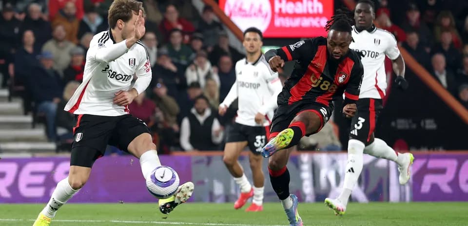 Jugador de Fulham interceptando el balón de Bournemouth