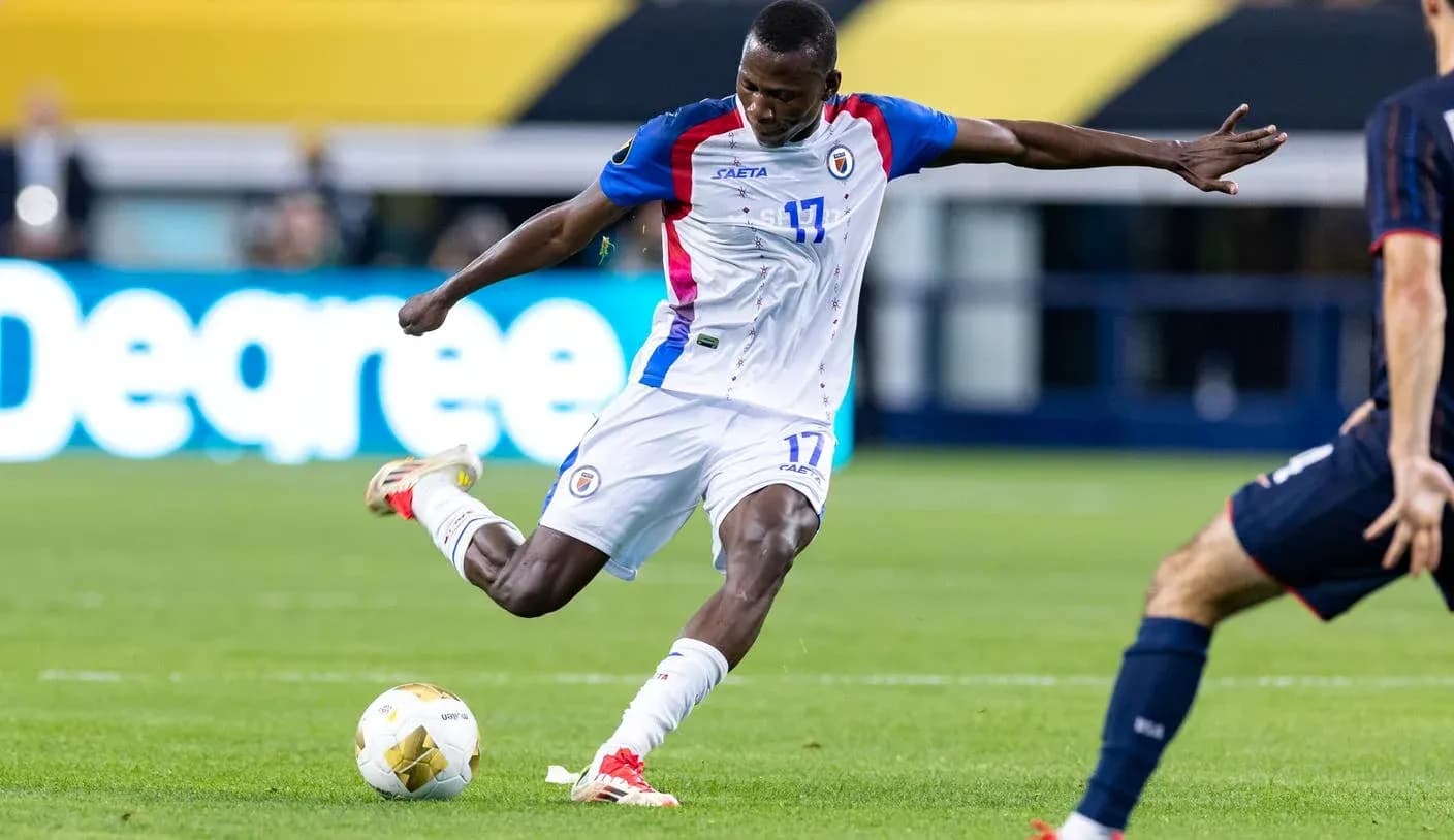 Jugador de Haití disparando el balón