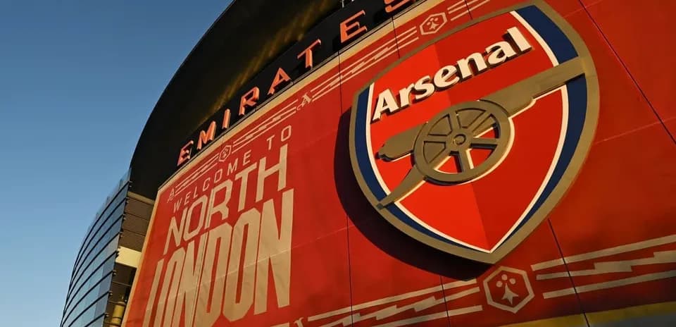 Fachada del Emirates Stadium con logo del Arsenal