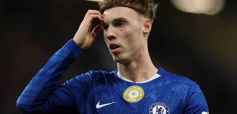 Jugador de Chelsea con camiseta azul, tocándose la cabeza
