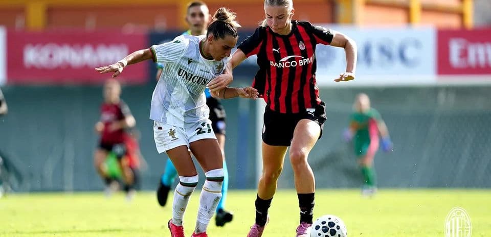 Jugadora de Ternana y AC Milan disputando el balón