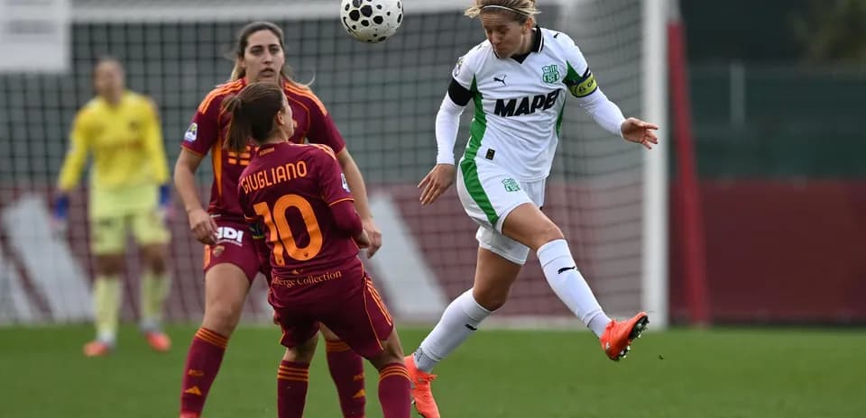 Jugadora de Sassuolo W saltando para cabecear
