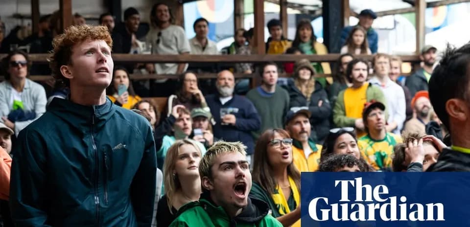 Aficionados mirando un evento deportivo en grupo