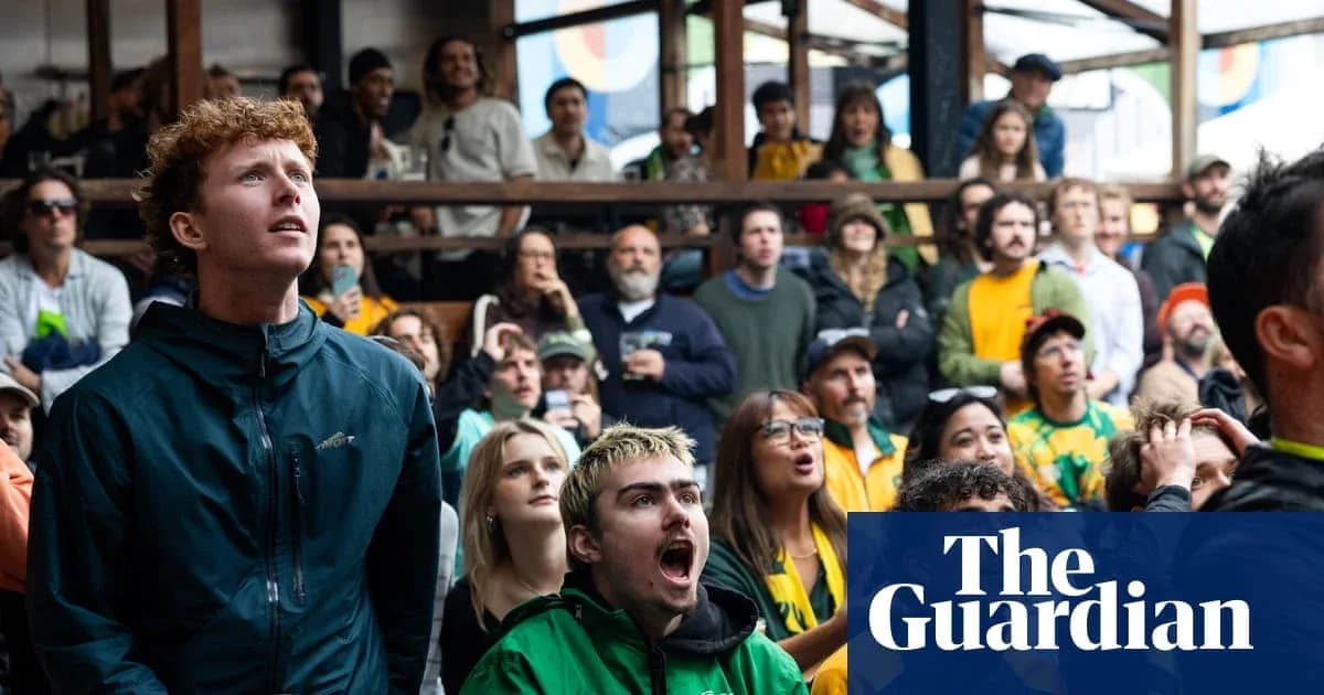 Aficionados mirando un evento deportivo en grupo