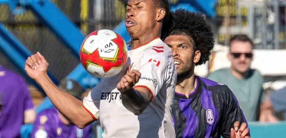 Jugadores de Cavalry FC y Pacific FC en acción