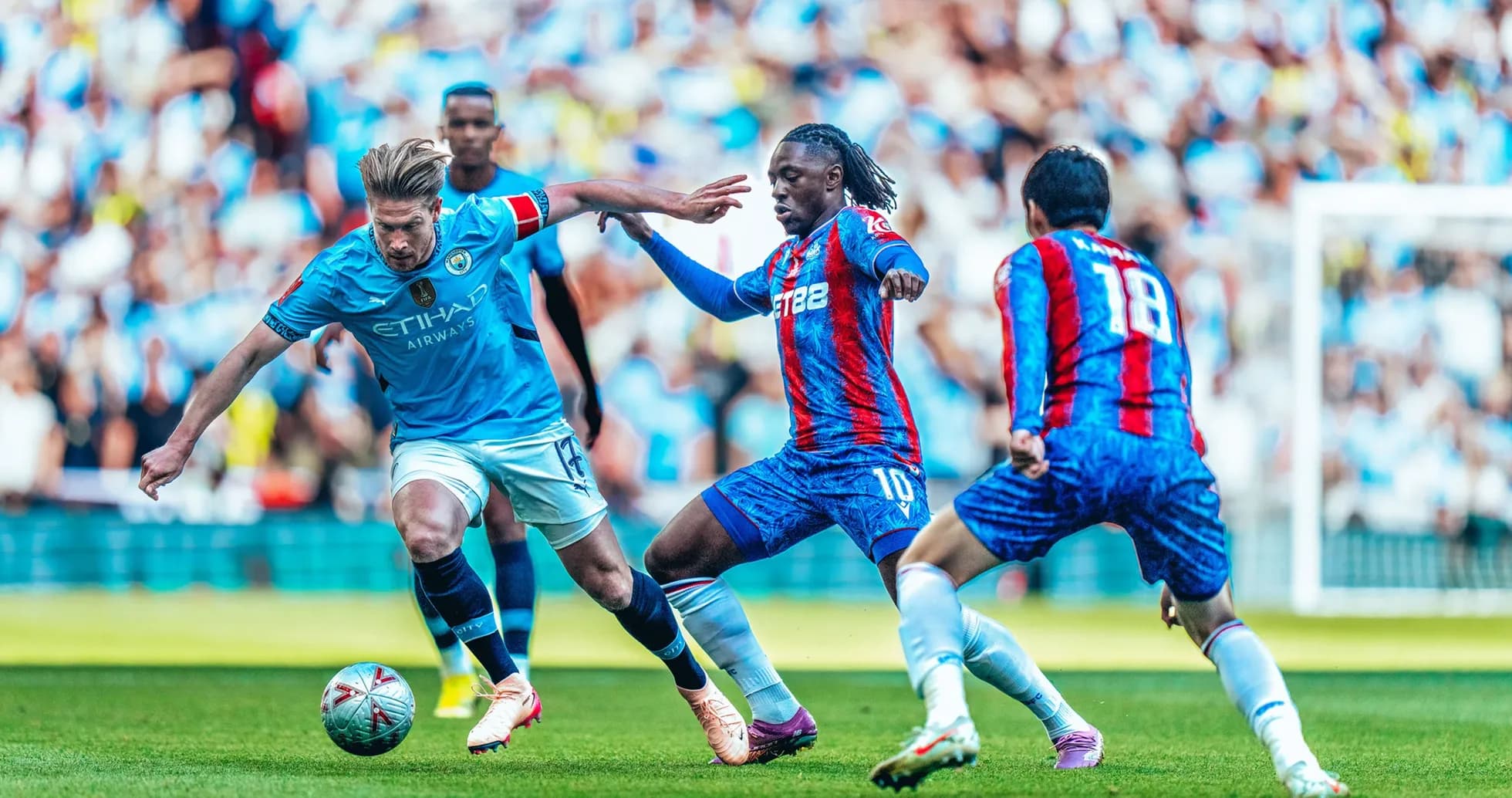 Jugador de Manchester City frente a oponentes