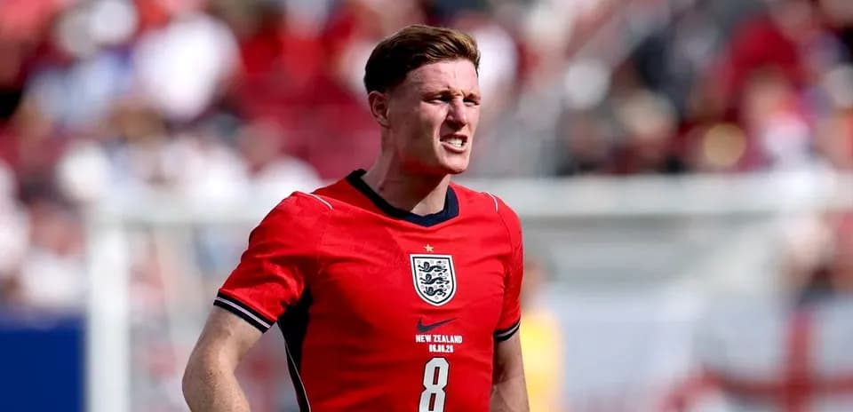 Jugador de Inglaterra en partido, camiseta roja, número 8