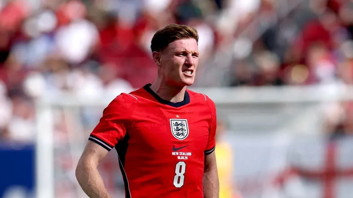 Jugador de Inglaterra en partido, camiseta roja, número 8
