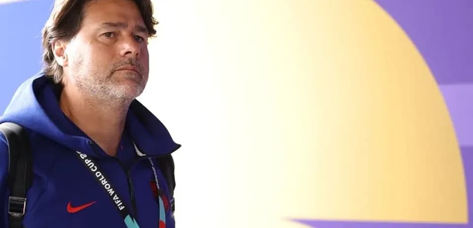 Entrenador llegando al evento con chaqueta azul