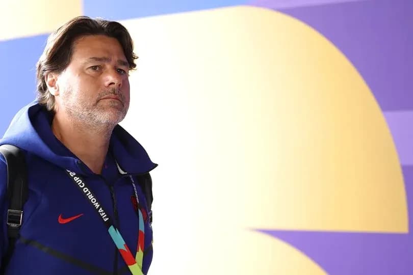 Entrenador llegando al evento con chaqueta azul
