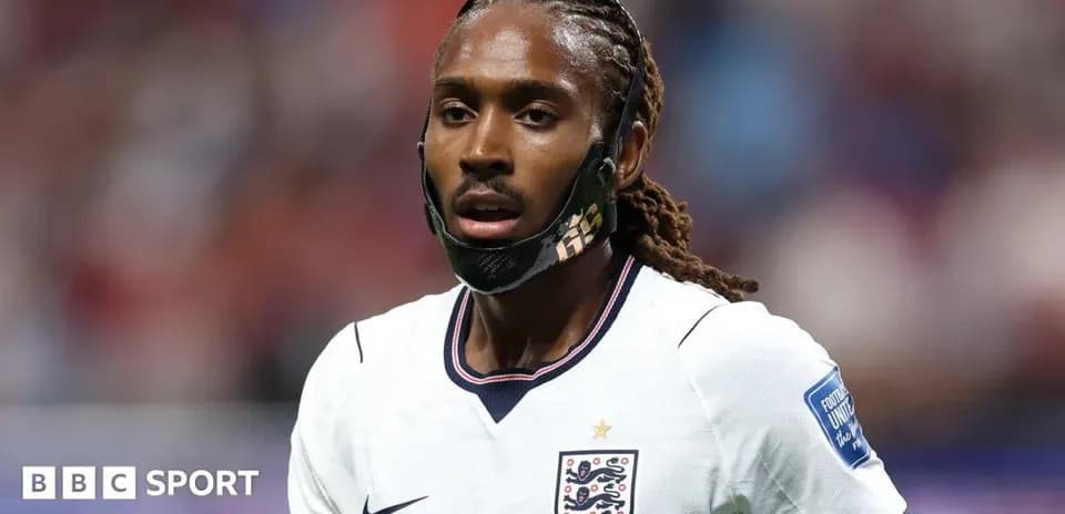Jugador de Inglaterra con mascarilla en el campo