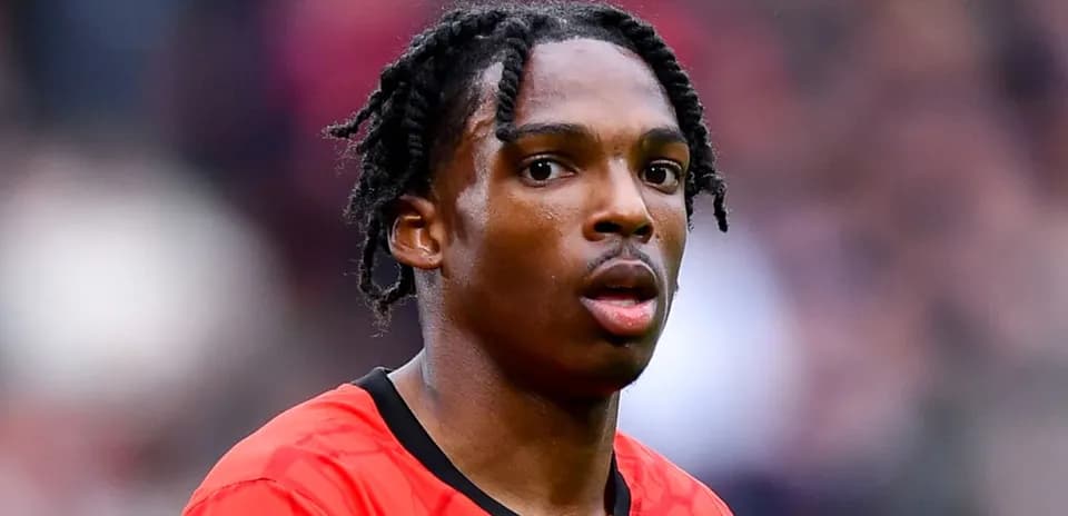Jugador con camiseta roja en el campo