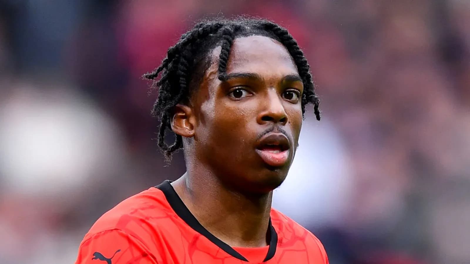 Jugador con camiseta roja en el campo