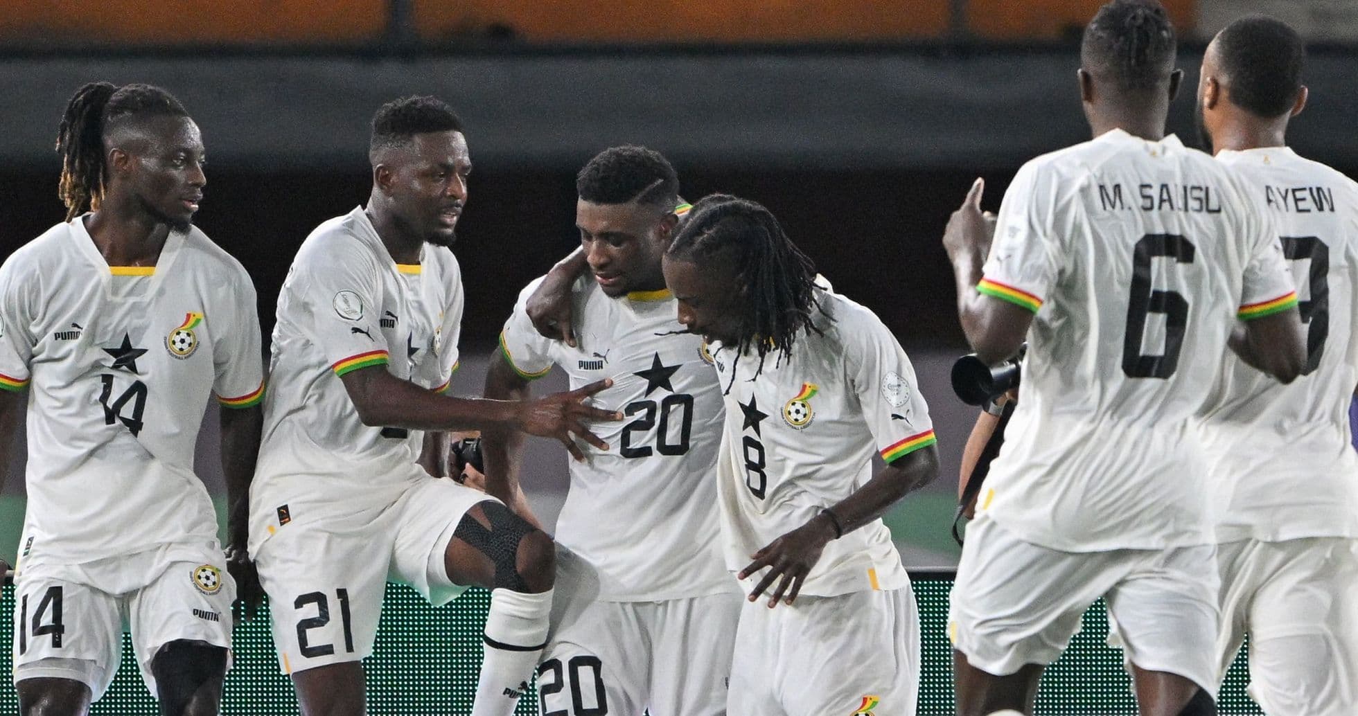 Jugadores de Ghana celebrando un gol juntos