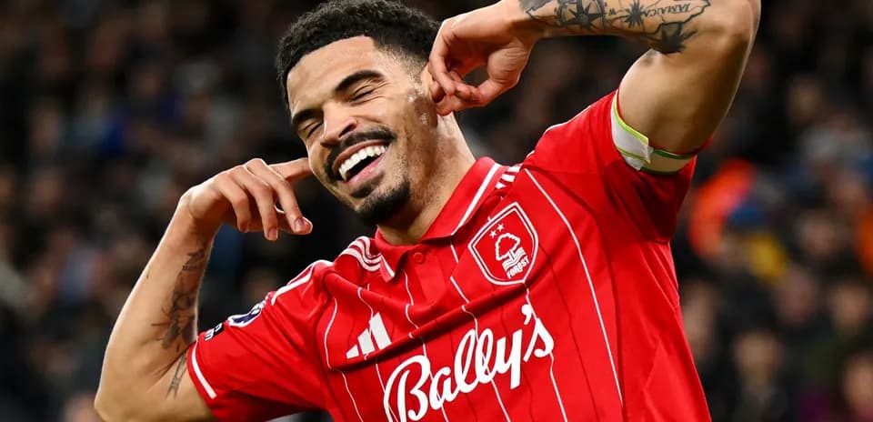 Jugador celebrando un gol con gesto de alegría