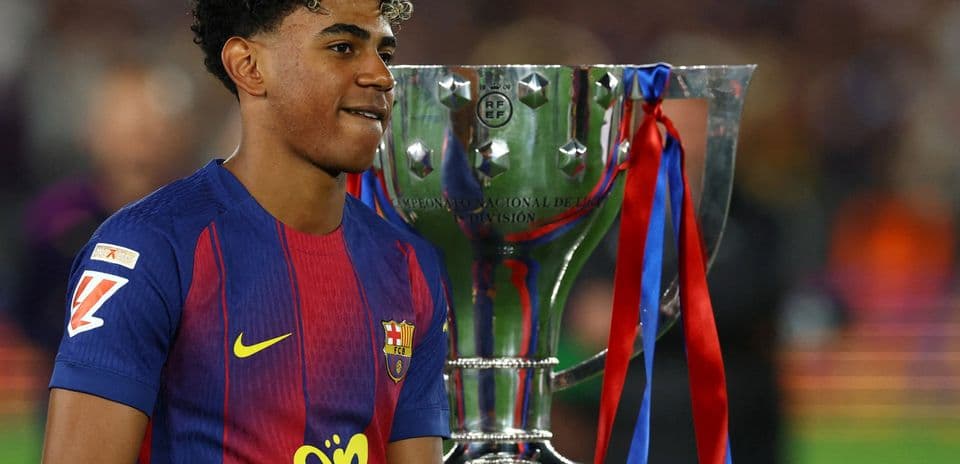 Jugador del Barcelona junto a trofeo de campeonato
