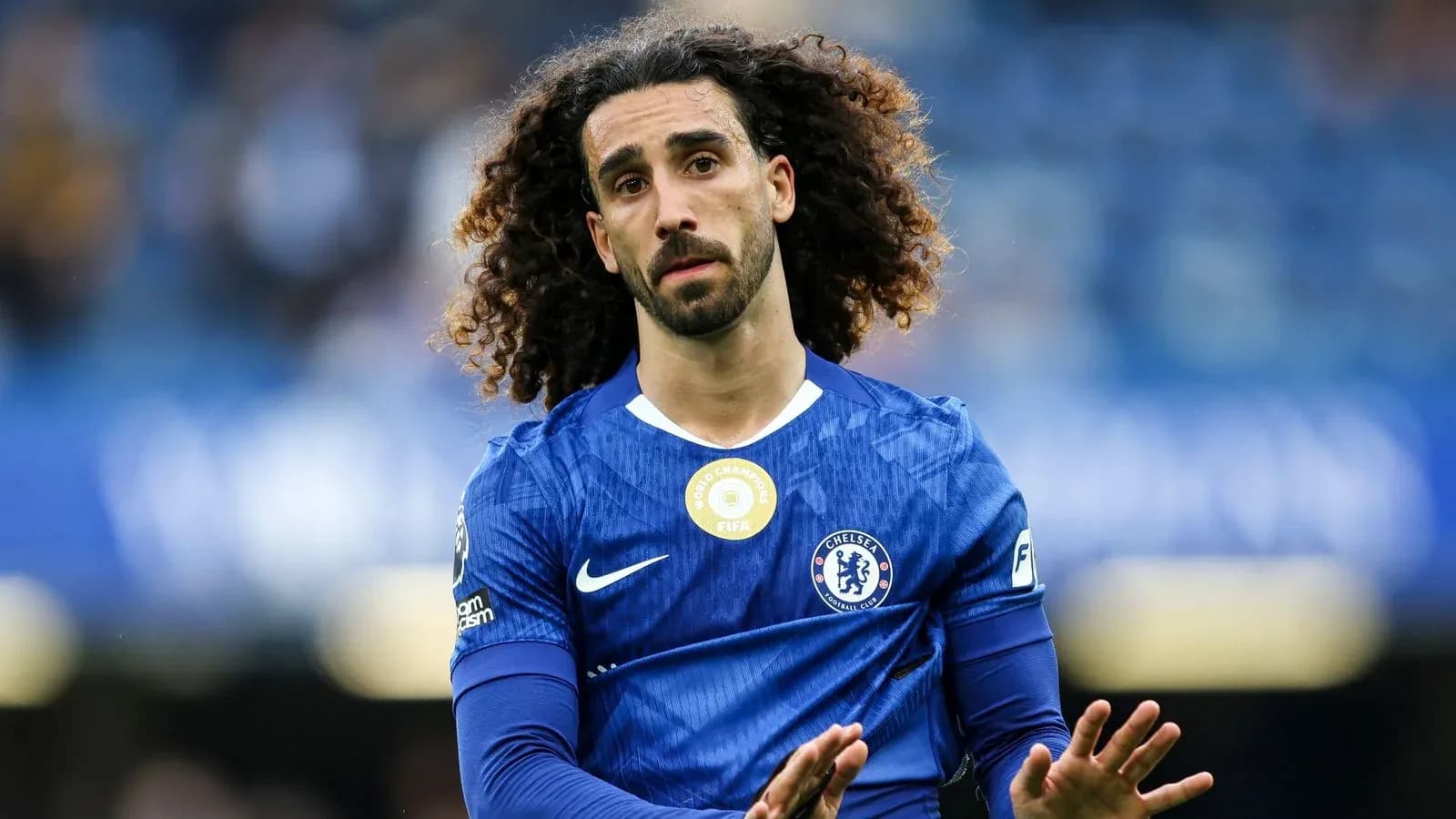 Jugador de Chelsea en campo durante un partido