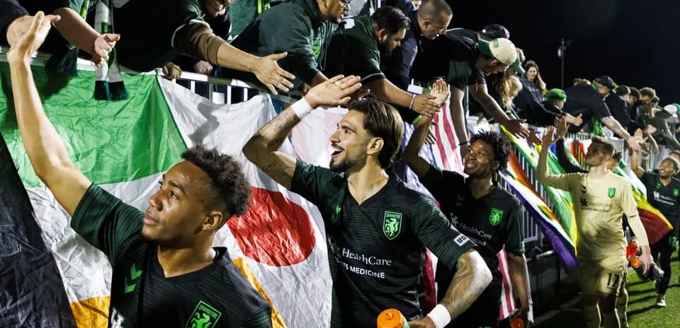 Jugadores saludando a la afición tras el partido