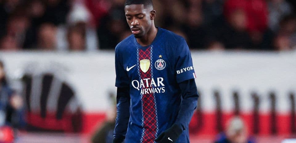 Jugador del PSG caminando cabizbajo en el campo