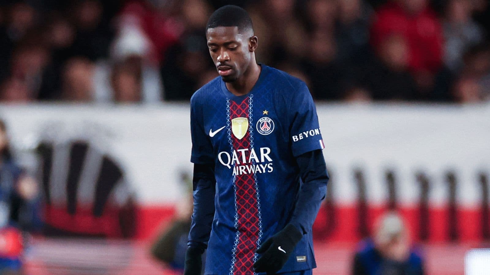 Jugador del PSG caminando cabizbajo en el campo