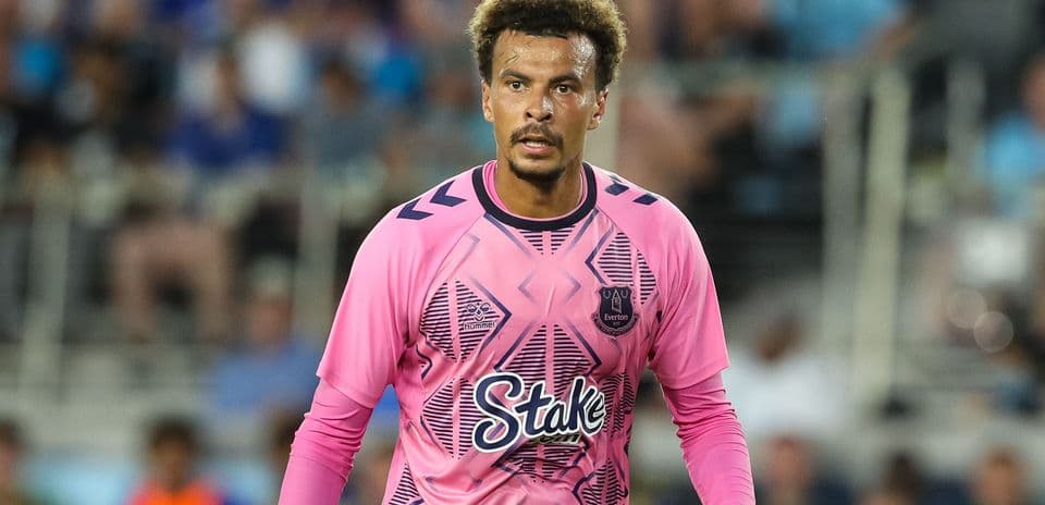 Jugador con camiseta rosa de Everton en el campo