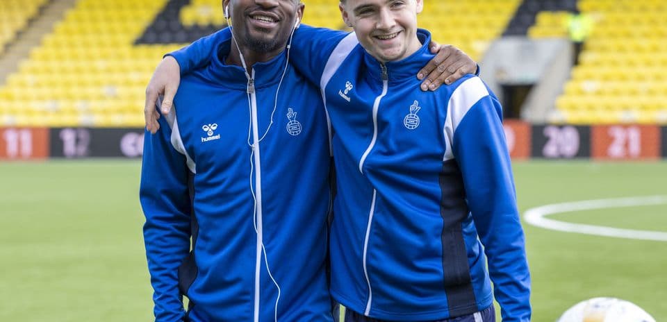 Dos jugadores posando en el campo de entrenamiento