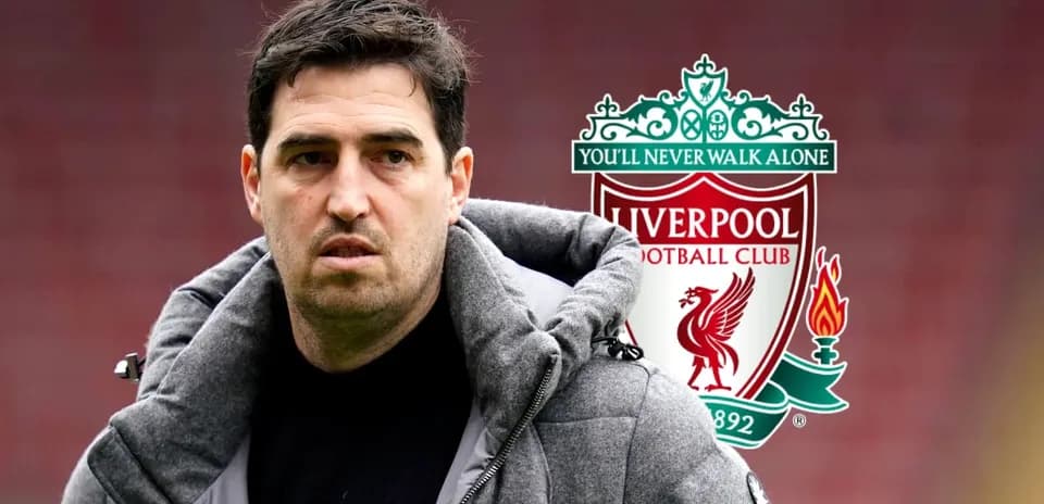 Entrenador de Liverpool con escudo del club detrás