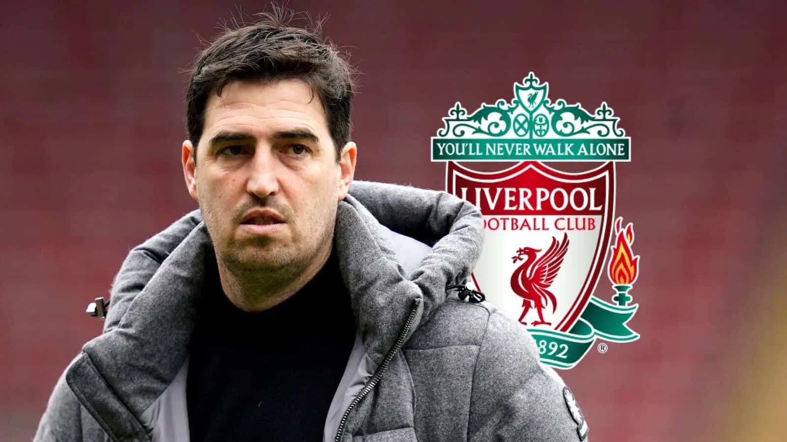 Entrenador de Liverpool con escudo del club detrás