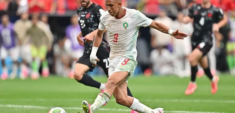 Jugador de Marruecos pateando el balón en el partido