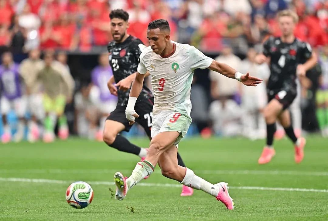 Jugador de Marruecos pateando el balón en el partido