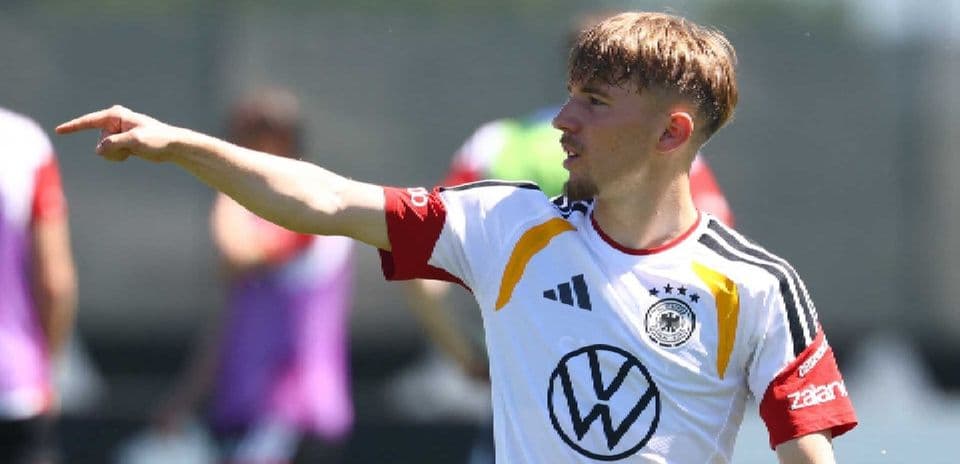 Jugador señalando durante sesión de entrenamiento de Alemania