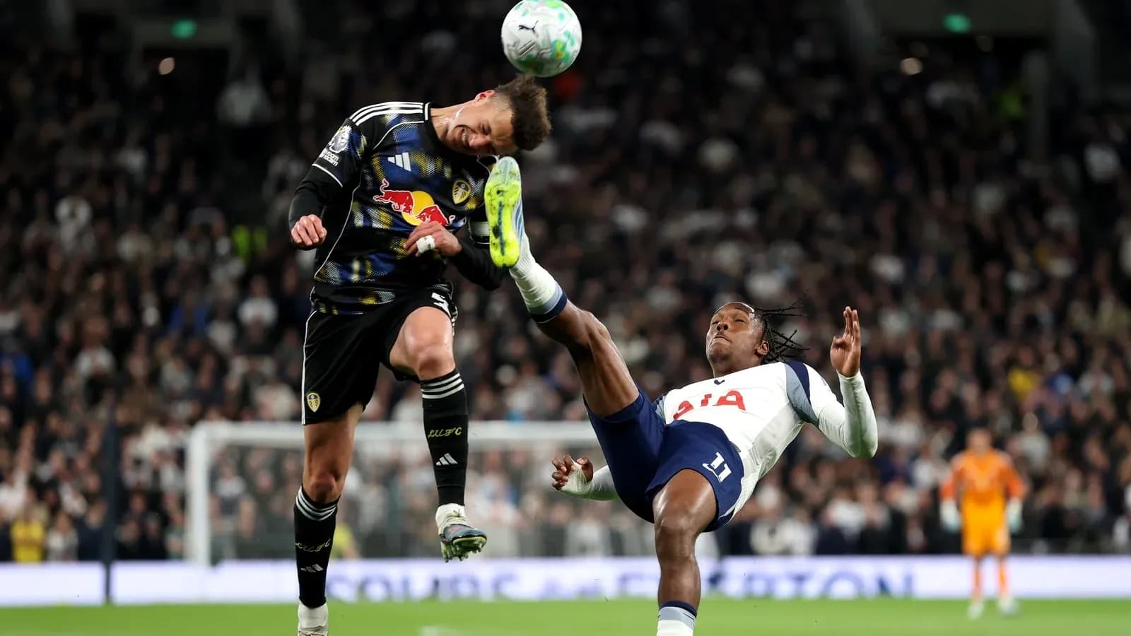 Jugador de Leeds United despejando el balón en partido