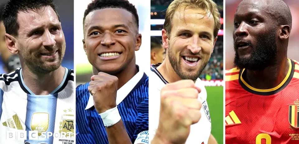 Cuatro futbolistas mostrando puños en celebración