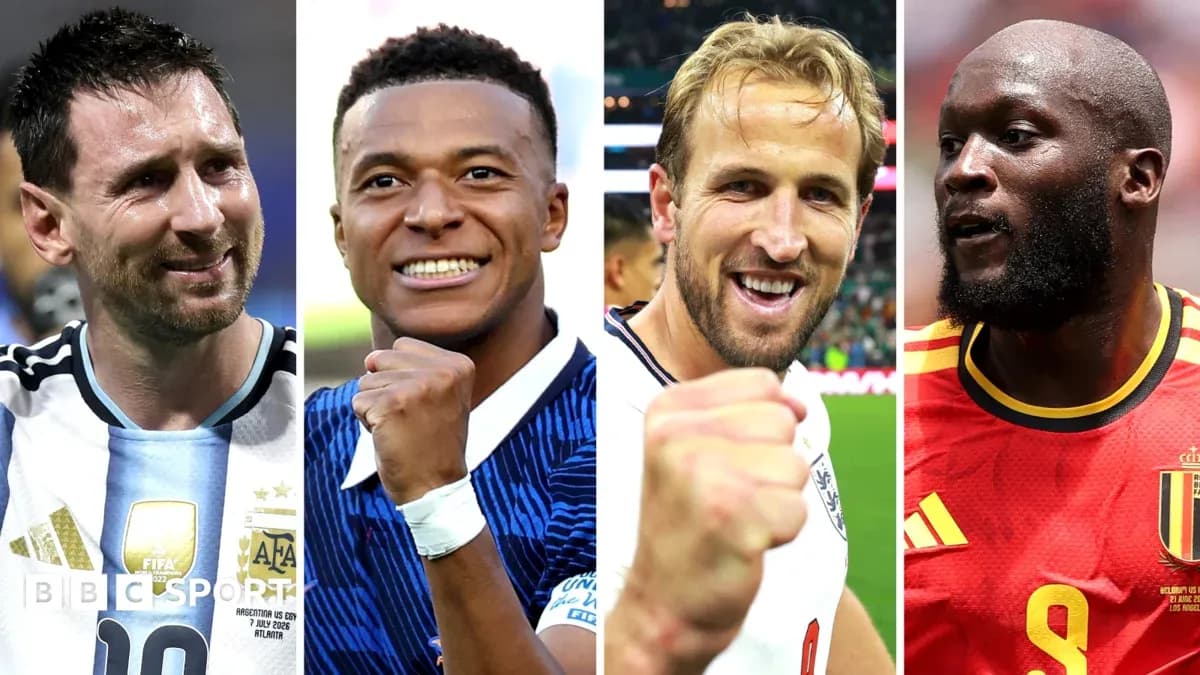 Cuatro futbolistas mostrando puños en celebración