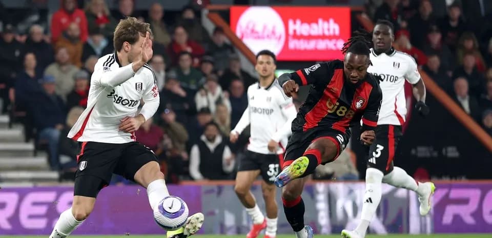 Jugador de Bournemouth chutando el balón contra Fulham