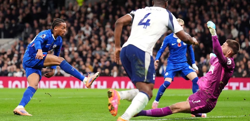 Jugador de Chelsea dispara a portería contra Tottenham