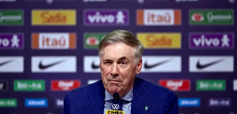 Entrenador en rueda de prensa con fondo publicitario